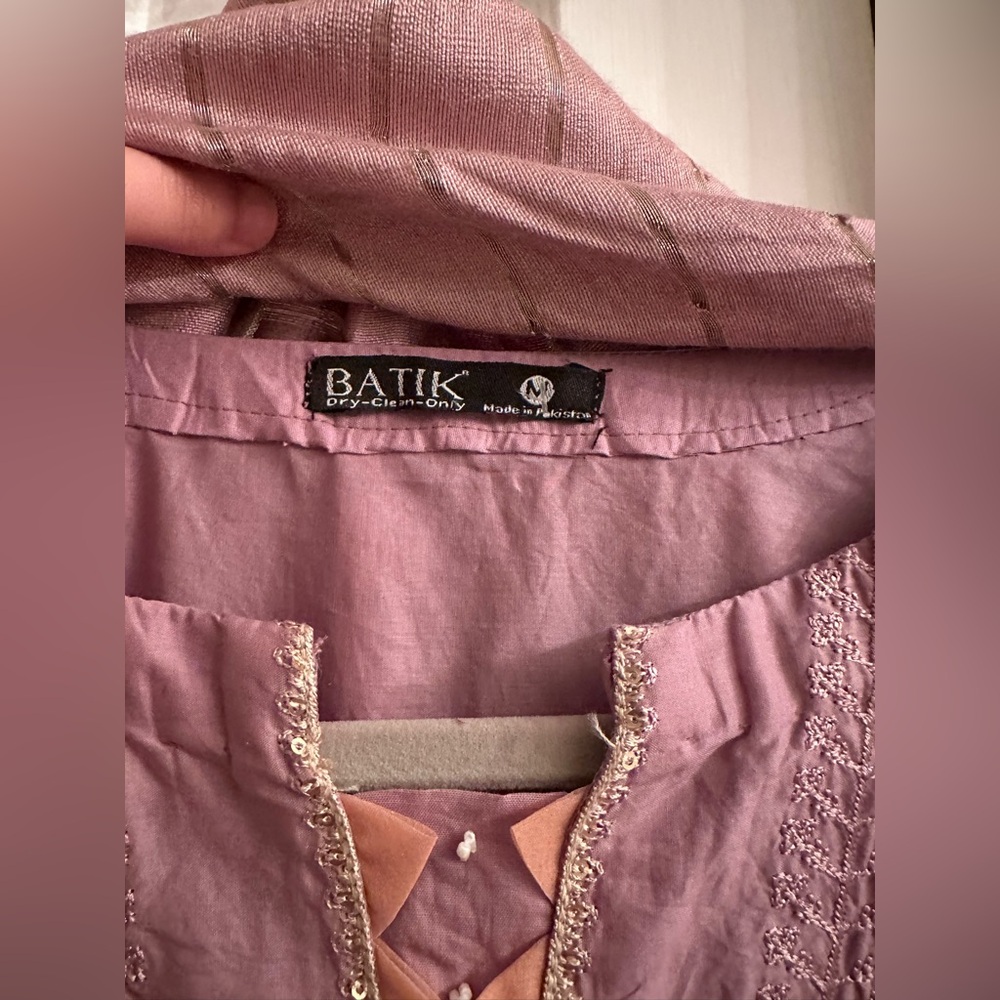 Batik Pakistani Designer Kurta & Dupatta Set | Embroidered Mauve Purple | Size M - Picture 10 of 14